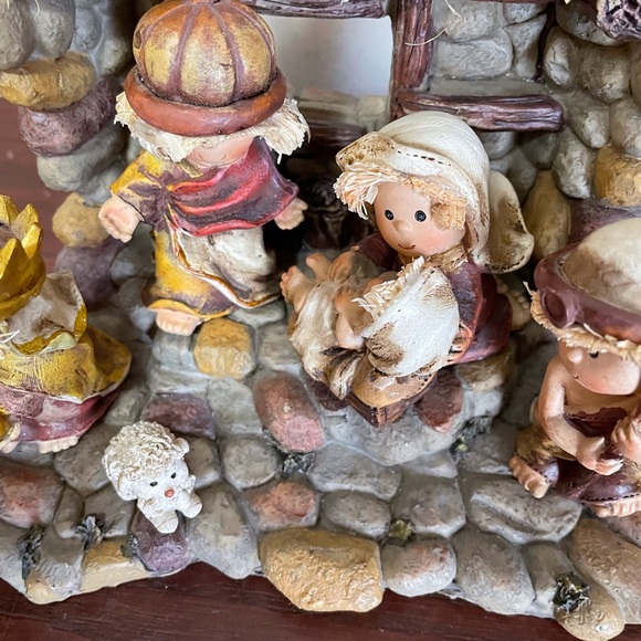 Kurt S Adler Children Nativity Set With Stable - Picture 4 of 10